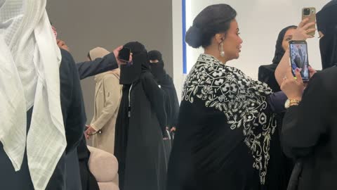 تفاعل مباشر مع الزوار فى معرض المصممين والمصممات فى المنطقة الشرقية يوم 29 من ديسمبر 2025 ، المملكة العربية السعودية، منصة إبداعية للأزياء والتصميم ، أحدث صيحات الموضة والإكسسوارات، إبراز الهوية والابتكار