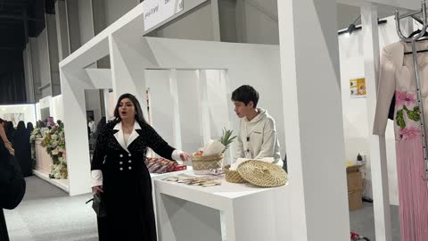 Direct interaction with visitors at the Designers and Designers Exhibition in the Eastern Province on December 29, 2025, Saudi Arabia, a creative platform for fashion and design, the latest trends in fashion and accessories, highlighting identity and innovation.