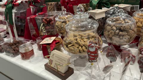 أركان الحلوى والشيكولاتة فى معرض المصممين والمصممات فى المنطقة الشرقية يوم 29 من ديسمبر 2025 ، المملكة العربية السعودية، منصة إبداعية للأزياء والتصميم ،تفاعل مباشر مع الزوار، أحدث صيحات الموضة والإكسسوارات، إبراز الهوية والابتكار