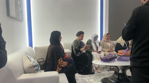 المصورون يوثقون فعاليات معرض المصممين والمصممات فى المنطقة الشرقية يوم 29 من ديسمبر 2025 ، المملكة العربية السعودية، منصة إبداعية للأزياء والتصميم ،تفاعل مباشر مع الزوار، أحدث صيحات الموضة والإكسسوارات، إبراز الهوية والابتكار