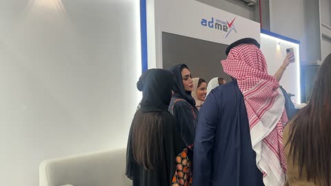 المصورون يوثقون فعاليات معرض المصممين والمصممات فى المنطقة الشرقية يوم 29 من ديسمبر 2025 ، المملكة العربية السعودية، منصة إبداعية للأزياء والتصميم ،تفاعل مباشر مع الزوار، أحدث صيحات الموضة والإكسسوارات، إبراز الهوية والابتكار