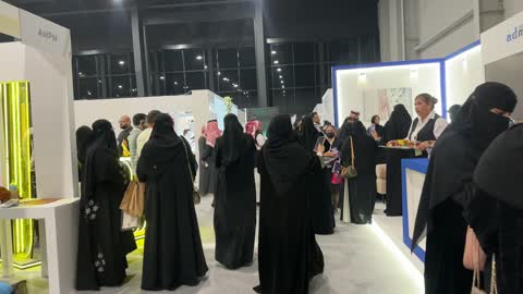 تفاعل الزوار فى معرض المصممين والمصممات فى المنطقة الشرقية يوم 29 من ديسمبر 2025 ، المملكة العربية السعودية، منصة إبداعية للأزياء والتصميم ، أحدث صيحات الموضة والإكسسوارات، إبراز الهوية والابتكار