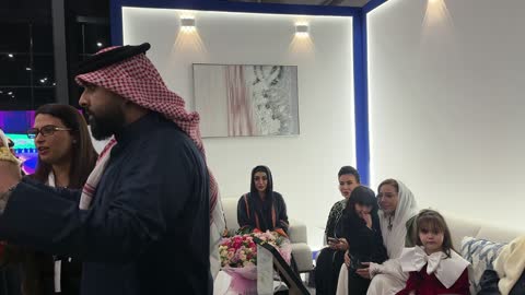 تفاعل الزوار فى معرض المصممين والمصممات فى المنطقة الشرقية يوم 29 من ديسمبر 2025 ، المملكة العربية السعودية، منصة إبداعية للأزياء والتصميم ، أحدث صيحات الموضة والإكسسوارات، إبراز الهوية والابتكار