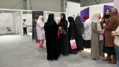 تفاعل الزوار فى معرض المصممين والمصممات فى المنطقة الشرقية يوم 29 من ديسمبر 2025 ، المملكة العربية السعودية، منصة إبداعية للأزياء والتصميم ، أحدث صيحات الموضة والإكسسوارات، إبراز الهوية والابتكار