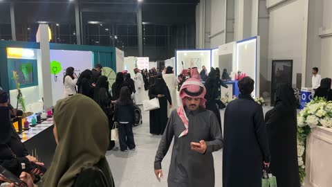 Visitors interacted at the Designers and Design Exhibition in the Eastern Province on December 29, 2025, Saudi Arabia, a creative platform for fashion and design, showcasing the latest trends in fashion and accessories, highlighting identity and innovation.