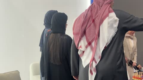 Hospitality presentation at the Designers and Designresses Exhibition in the Eastern Province on December 29, 2025, Kingdom of Saudi Arabia, a creative platform for fashion and design, the latest trends in fashion and accessories, direct interaction with visitors, highlighting identity and innovation, upscale atmosphere within the exhibition.