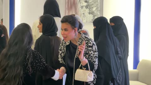 Direct interaction with visitors at the Designers and Design Exhibition in the Eastern Province on December 29, 2025, Saudi Arabia, a creative platform for fashion and design, the latest trends in fashion and accessories, highlighting identity and innovation, an upscale atmosphere inside the exhibition.