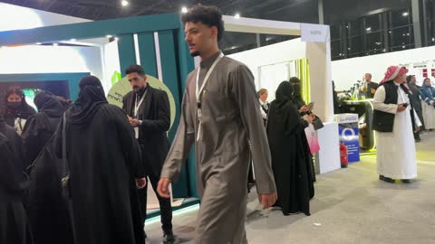 إبراز الهوية والابتكار، تجمع الزوار فى  معرض المصممين والمصممات فى المنطقة الشرقية يوم 29 من ديسمبر 2025 ، المملكة العربية السعودية، منصة إبداعية للأزياء والتصميم ، أحدث صيحات الموضة والإكسسوارات  ،  أجواء راقية داخل المعرض