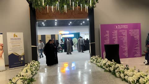 مدخل معرض المصممين والمصممات فى المنطقة الشرقية يوم 29 من ديسمبر 2025 ، المملكة العربية السعودية، منصة إبداعية للأزياء والتصميم ، أحدث صيحات الموضة والإكسسوارات  ،  إبراز الهوية والابتكار، أجواء راقية داخل المعرض