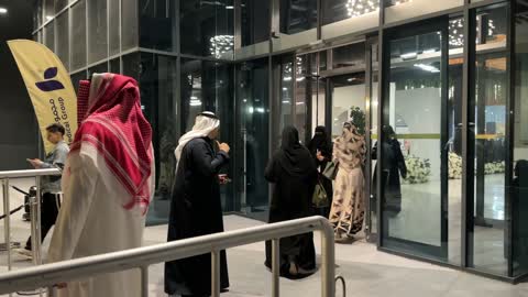 مدخل معرض المصممين والمصممات فى المنطقة الشرقية يوم 29 من ديسمبر 2025 ، المملكة العربية السعودية، منصة إبداعية للأزياء والتصميم ، أحدث صيحات الموضة والإكسسوارات  ،  إبراز الهوية والابتكار، أجواء راقية داخل المعرض