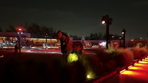 جو شتوي عائلي دافئ، فعالية تسوق وترفيه ممتعة، الاشجار والنبات الاخضر، تجربة تسوق شتوية مميزة تجمع بين الحرف اليدوية، بازار الشتاء في الليل في حي السفارات في مدينة الرياض من11 ديسمبر 2025 إلى 3 يناير 2026