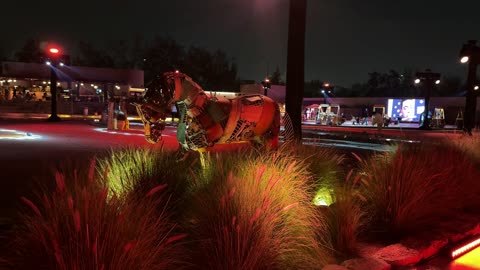 جو شتوي عائلي دافئ، فعالية تسوق وترفيه ممتعة، الاشجار والنبات الاخضر، تجربة تسوق شتوية مميزة تجمع بين الحرف اليدوية، بازار الشتاء في الليل في حي السفارات في مدينة الرياض من11 ديسمبر 2025 إلى 3 يناير 2026