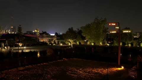 فعالية تسوق وترفيه ممتعة، جو شتوي عائلي دافئ، الاشجار والنبات الاخضر، تجربة تسوق شتوية مميزة تجمع بين الحرف اليدوية، بازار الشتاء في الليل في حي السفارات في مدينة الرياض من11 ديسمبر 2025 إلى 3 يناير 2026