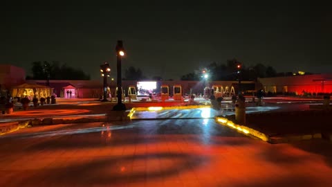 تجربة تسوق شتوية مميزة تجمع بين الحرف اليدوية، شاشة الكترونية كبيرة في بازار الشتاء في الليل في حي السفارات في مدينة الرياض من11 ديسمبر 2025 إلى 3 يناير 2026، جو شتوي عائلي دافئ، فعالية تسوق وترفيه ممتعة