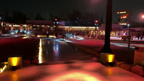 فعالية ترفيه ممتعة، تجربة تسوق شتوية مميزة تجمع بين الحرف اليدوية، شاشة الكترونية كبيرة في بازار الشتاء في الليل في حي السفارات في مدينة الرياض من11 ديسمبر 2025 إلى 3 يناير 2026، جو شتوي عائلي دافئ