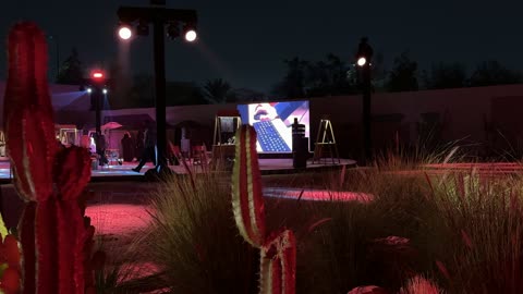 فعالية ترفيه ممتعة، تجربة تسوق شتوية مميزة تجمع بين الحرف اليدوية، شاشة الكترونية كبيرة في بازار الشتاء في الليل في حي السفارات في مدينة الرياض من11 ديسمبر 2025 إلى 3 يناير 2026، جو شتوي عائلي دافئ