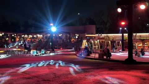 فعالية ترفيه ممتعة، تجربة تسوق شتوية مميزة تجمع بين الحرف اليدوية، شاشة الكترونية كبيرة في بازار الشتاء في الليل في حي السفارات في مدينة الرياض من11 ديسمبر 2025 إلى 3 يناير 2026، جو شتوي عائلي دافئ