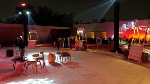 بيع منتجات محلية، اكشاك ومطاعم متنوعه، جلسة خارجية هادئة في بازار الشتاء في الليل في حي السفارات في مدينة الرياض من11 ديسمبر 2025 إلى 3 يناير 2026، جو شتوي عائلي دافئ، تجربة تسوق شتوية مميزة تجمع بين الحرف اليدوية