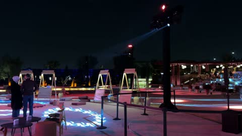 اكشاك ومطاعم متنوعة، تجربة تسوق شتوية مميزة تجمع بين الحرف اليدوية، شاشة الكترونية كبيرة في بازار الشتاء في الليل في حي السفارات في مدينة الرياض من11 ديسمبر 2025 إلى 3 يناير 2026، جو شتوي عائلي دافئ