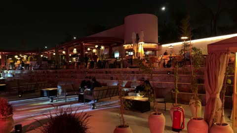 جلسة خارجية هادئة في بازار الشتاء في الليل في حي السفارات في مدينة الرياض من11 ديسمبر 2025 إلى 3 يناير 2026، جو شتوي عائلي دافئ، تجربة تسوق شتوية مميزة تجمع بين الحرف اليدوية