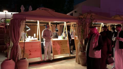 اكشاك ومطاعم متنوعة، تجربة تسوق شتوية مميزة تجمع بين الحرف اليدوية، شاشة الكترونية كبيرة في بازار الشتاء في الليل في حي السفارات في مدينة الرياض من11 ديسمبر 2025 إلى 3 يناير 2026، جو شتوي عائلي دافئ