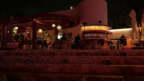 جلسة خارجية هادئة في بازار الشتاء في الليل في حي السفارات في مدينة الرياض من11 ديسمبر 2025 إلى 3 يناير 2026، جو شتوي عائلي دافئ، تجربة تسوق شتوية مميزة تجمع بين الحرف اليدوية