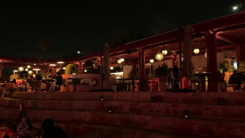 جلسة خارجية هادئة في بازار الشتاء في الليل في حي السفارات في مدينة الرياض من11 ديسمبر 2025 إلى 3 يناير 2026، جو شتوي عائلي دافئ، تجربة تسوق شتوية مميزة تجمع بين الحرف اليدوية