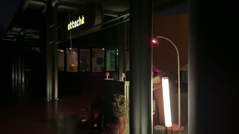 بيع منتجات محلية، اكشاك ومطاعم متنوعه، جلسة خارجية هادئة في بازار الشتاء في الليل في حي السفارات في مدينة الرياض من11 ديسمبر 2025 إلى 3 يناير 2026، جو شتوي عائلي دافئ، تجربة تسوق شتوية مميزة تجمع بين الحرف اليدوية