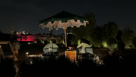 جلسة خارجية هادئة في بازار الشتاء في الليل في حي السفارات في مدينة الرياض من11 ديسمبر 2025 إلى 3 يناير 2026، جو شتوي عائلي دافئ، تجربة تسوق شتوية مميزة تجمع بين الحرف اليدوية