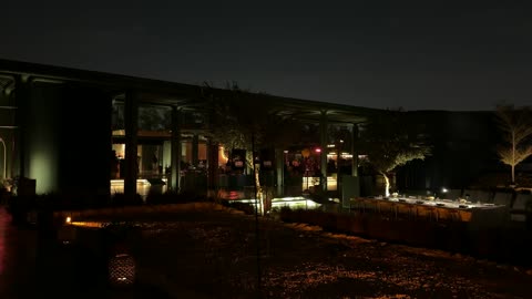 جلسة خارجية هادئة في بازار الشتاء في الليل في حي السفارات في مدينة الرياض من11 ديسمبر 2025 إلى 3 يناير 2026، جو شتوي عائلي دافئ، تجربة تسوق شتوية مميزة تجمع بين الحرف اليدوية