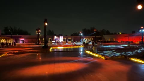 شاشة الكترونية كبيرة في بازار الشتاء في الليل في حي السفارات في مدينة الرياض من11 ديسمبر 2025 إلى 3 يناير 2026، جو شتوي عائلي دافئ، فعالية تسوق وترفيه ممتعة،  تجربة تسوق شتوية مميزة تجمع بين الحرف اليدوية