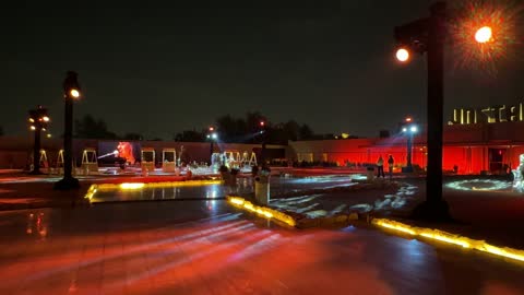 شاشة الكترونية كبيرة في بازار الشتاء في الليل في حي السفارات في مدينة الرياض من11 ديسمبر 2025 إلى 3 يناير 2026، جو شتوي عائلي دافئ، فعالية تسوق وترفيه ممتعة،  تجربة تسوق شتوية مميزة تجمع بين الحرف اليدوية