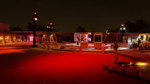 شاشة الكترونية كبيرة في بازار الشتاء في الليل في حي السفارات في مدينة الرياض من11 ديسمبر 2025 إلى 3 يناير 2026، جو شتوي عائلي دافئ، فعالية تسوق وترفيه ممتعة،  تجربة تسوق شتوية مميزة تجمع بين الحرف اليدوية