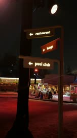 اكشاك ومطاعم متنوعة، تجربة تسوق شتوية مميزة تجمع بين الحرف اليدوية، شاشة الكترونية كبيرة في بازار الشتاء في الليل في حي السفارات في مدينة الرياض من11 ديسمبر 2025 إلى 3 يناير 2026، جو شتوي عائلي دافئ