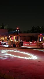 اكشاك ومطاعم متنوعة، تجربة تسوق شتوية مميزة تجمع بين الحرف اليدوية، شاشة الكترونية كبيرة في بازار الشتاء في الليل في حي السفارات في مدينة الرياض من11 ديسمبر 2025 إلى 3 يناير 2026، جو شتوي عائلي دافئ