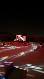 شاشة الكترونية كبيرة في بازار الشتاء في الليل في حي السفارات في مدينة الرياض من11 ديسمبر 2025 إلى 3 يناير 2026، جو شتوي عائلي دافئ، فعالية تسوق وترفيه ممتعة،  تجربة تسوق شتوية مميزة تجمع بين الحرف اليدوية