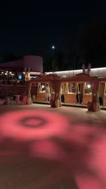 اكشاك ومطاعم متنوعة، تجربة تسوق شتوية مميزة تجمع بين الحرف اليدوية، شاشة الكترونية كبيرة في بازار الشتاء في الليل في حي السفارات في مدينة الرياض من11 ديسمبر 2025 إلى 3 يناير 2026، جو شتوي عائلي دافئ