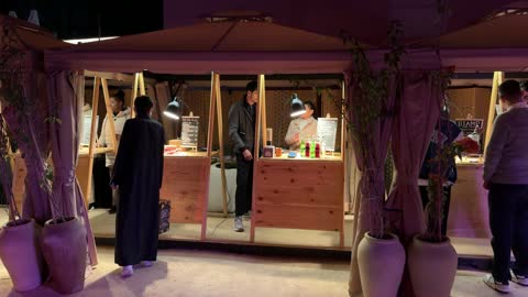 The outdoor area of the Atashieh Winter Bazaar at night in the Diplomatic Quarter of Riyadh from December 11, 2025, to January 3, 2026, offers a warm family winter atmosphere, a unique winter shopping experience that combines handicrafts, local product sales, diverse stalls, and restaurants.