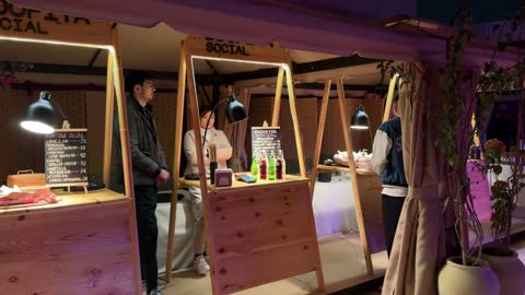 بازار الشتاء اتاشيه في الليل في حي السفارات في مدينة الرياض من11 ديسمبر 2025 إلى 3 يناير 2026، جو شتوي عائلي دافئ، تجربة تسوق شتوية مميزة تجمع بين الحرف اليدوية، بيع منتجات محلية، اكشاك ومطاعم متنوعه