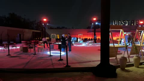 الساحة الخارجية لبازار الشتاء اتاشيه في الليل في حي السفارات في مدينة الرياض من11 ديسمبر 2025 إلى 3 يناير 2026، جو شتوي عائلي دافئ، تجربة تسوق شتوية مميزة تجمع بين الحرف اليدوية، بيع منتجات محلية، اكشاك ومطاعم متنوعه