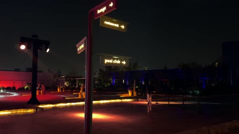 الساحة الخارجية لبازار الشتاء اتاشيه في الليل في حي السفارات في مدينة الرياض من11 ديسمبر 2025 إلى 3 يناير 2026، جو شتوي عائلي دافئ، تجربة تسوق شتوية مميزة تجمع بين الحرف اليدوية، بيع منتجات محلية، اكشاك ومطاعم متنوعه