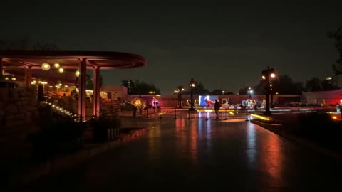 الساحة الخارجية لبازار الشتاء اتاشيه في الليل في حي السفارات في مدينة الرياض من11 ديسمبر 2025 إلى 3 يناير 2026، جو شتوي عائلي دافئ، تجربة تسوق شتوية مميزة تجمع بين الحرف اليدوية، بيع منتجات محلية، اكشاك ومطاعم متنوعه