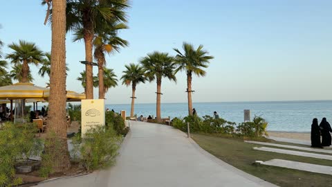 أجواء هادئة وتجربة استرخاء ممتعه،  جلسات مطلة على البحر ،  فعاليات وأنشطة ترفيهية ،سولت البحر بكورنيش الخبر فى المنطقة الشرقية ،  المملكة العربية السعودية ،مطاعم ومقاهي سياحية ،  وجهة ساحلية شاطئية عائلية