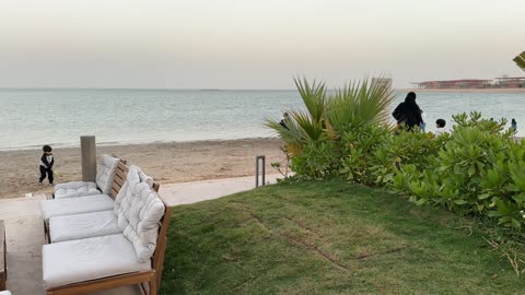 جلسات مطلة على البحر ،   وجهة ساحلية شاطئية عائلية  ،  سولت البحر بكورنيش الخبر فى المنطقة الشرقية ،  المملكة العربية السعودية ،  أجواء هادئة وتجربة استرخاء ممتعه،   فعاليات وأنشطة ترفيهية ، مطاعم ومقاهي سياحية