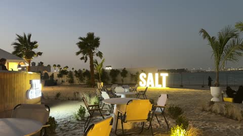 جلسات مطلة على البحر ،   وجهة ساحلية شاطئية عائلية  ،  سولت البحر بكورنيش الخبر فى المنطقة الشرقية ،  المملكة العربية السعودية ،  أجواء هادئة وتجربة استرخاء ممتعه،   فعاليات وأنشطة ترفيهية ، مطاعم ومقاهي سياحية