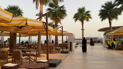 مطاعم ومقاهي سياحية فى سولت البحر بكورنيش الخبر فى المنطقة الشرقية ،  المملكة العربية السعودية ، جلسات مطلة على البحر ،   وجهة ساحلية شاطئية عائلية  ، أجواء هادئة وتجربة استرخاء ممتعه،   فعاليات وأنشطة ترفيهية