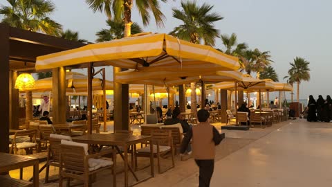 مقاهي ومطاعم باطلالات مفتوحة فى سولت البحر بكورنيش الخبر فى المنطقة الشرقية ،  المملكة العربية السعودية ، فعاليات وأنشطة ترفيهية ،وجهة ساحلية شاطئية عائلية  ، جلسات مطلة على البحر ، أجواء هادئة وتجربة استرخاء ممتعه