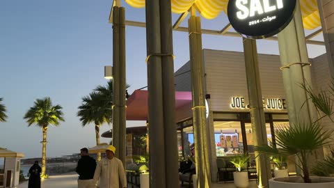 مقاهي ومطاعم باطلالات مفتوحة فى سولت البحر بكورنيش الخبر فى المنطقة الشرقية ،  المملكة العربية السعودية ، فعاليات وأنشطة ترفيهية ،وجهة ساحلية شاطئية عائلية  ، جلسات مطلة على البحر ، أجواء هادئة وتجربة استرخاء ممتعه