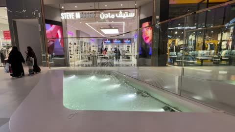 ذا فيلج مول جدة ، المملكة العربية السعودية، وجهة ترفيهية مفتوحة، مطاعم ومقاهي متنوعة، مساحات جلوس خارجية، أجواء عائلية عصرية، تجربة تسوق وترفيه متكاملة