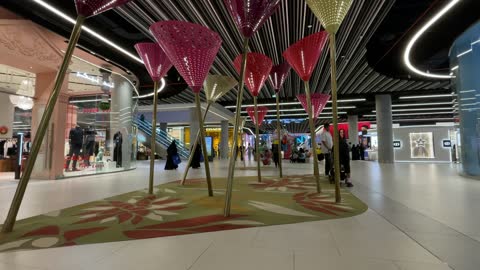 ذا فيلج مول جدة ، المملكة العربية السعودية، وجهة ترفيهية مفتوحة، مطاعم ومقاهي متنوعة، مساحات جلوس خارجية، أجواء عائلية عصرية، تجربة تسوق وترفيه متكاملة